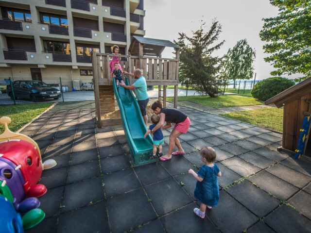 🏖️ Családbarát szállás Siófokon – Miért ideális a Hotel Lidó a gyerekekkel utazóknak?