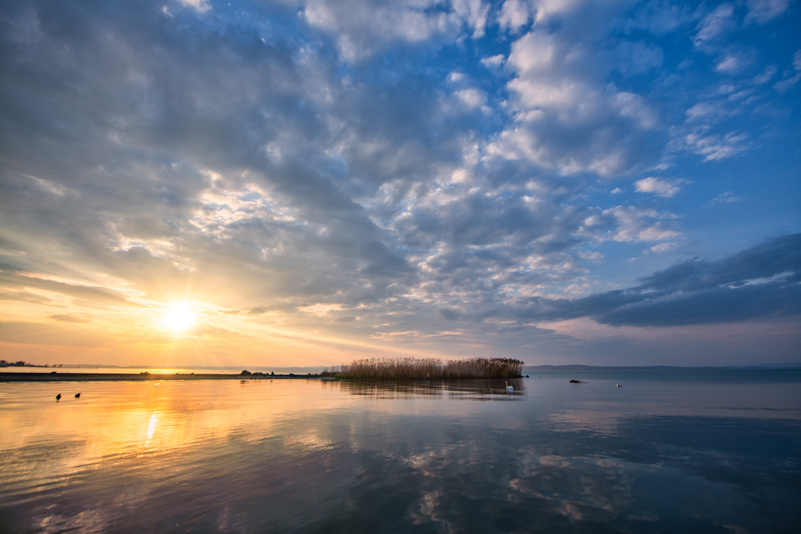 Siófok Strand Kalauz: Napfény, hullámok és feledhetetlen pillanatok a Balaton partján!