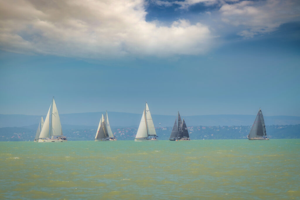 Vitorlázás Siófokon – Élmények a Balaton hullámain ⛵🌊