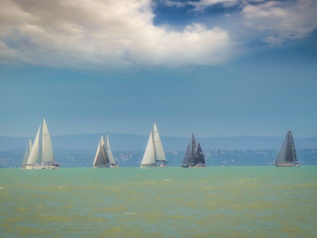 Vitorlázás Siófokon – Élmények a Balaton hullámain ⛵🌊